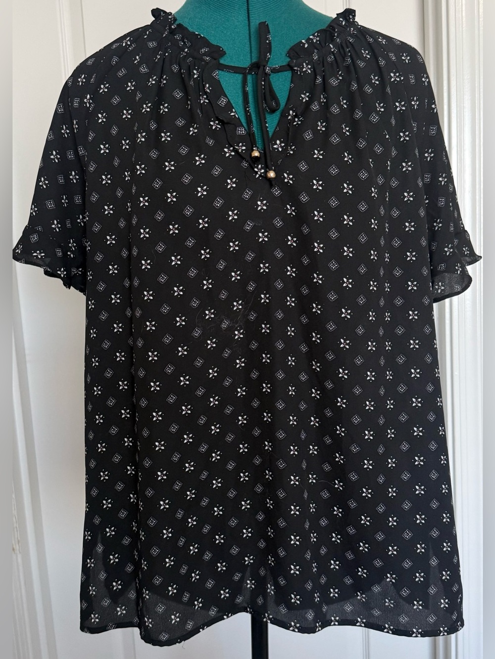 Liz Claiborne Black Printed Tie-Neck Ruffle Peasant Top